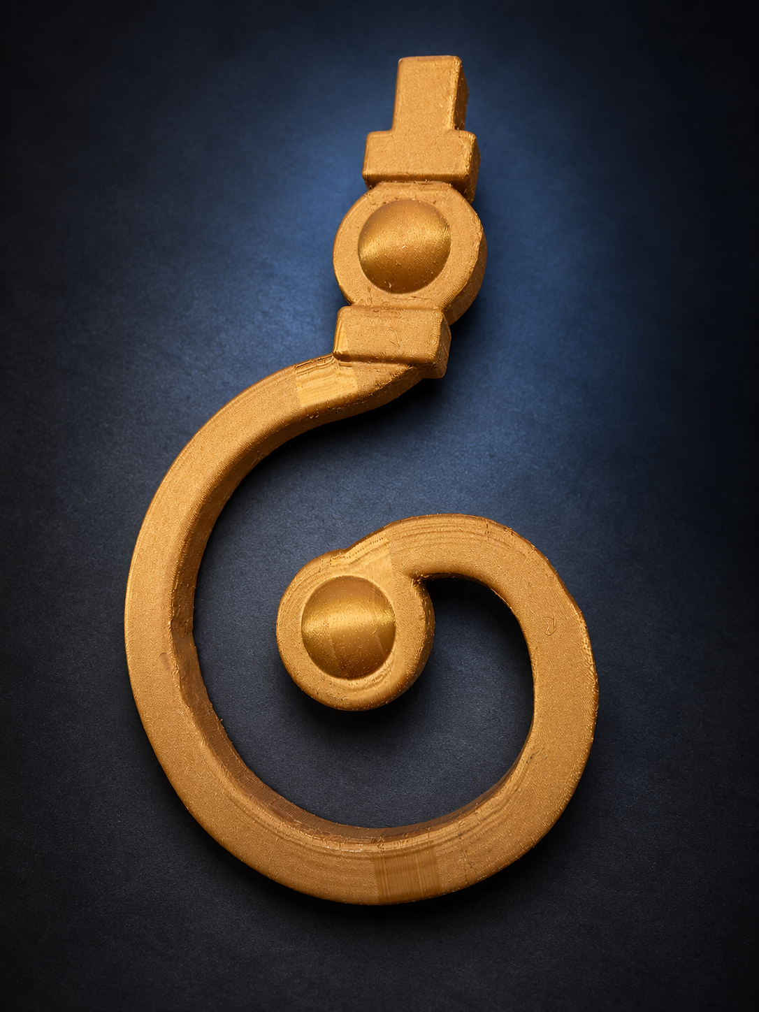 Goldfarbenes 3D-gedrucktes Spiralornament mit zwei erhabenen runden Details