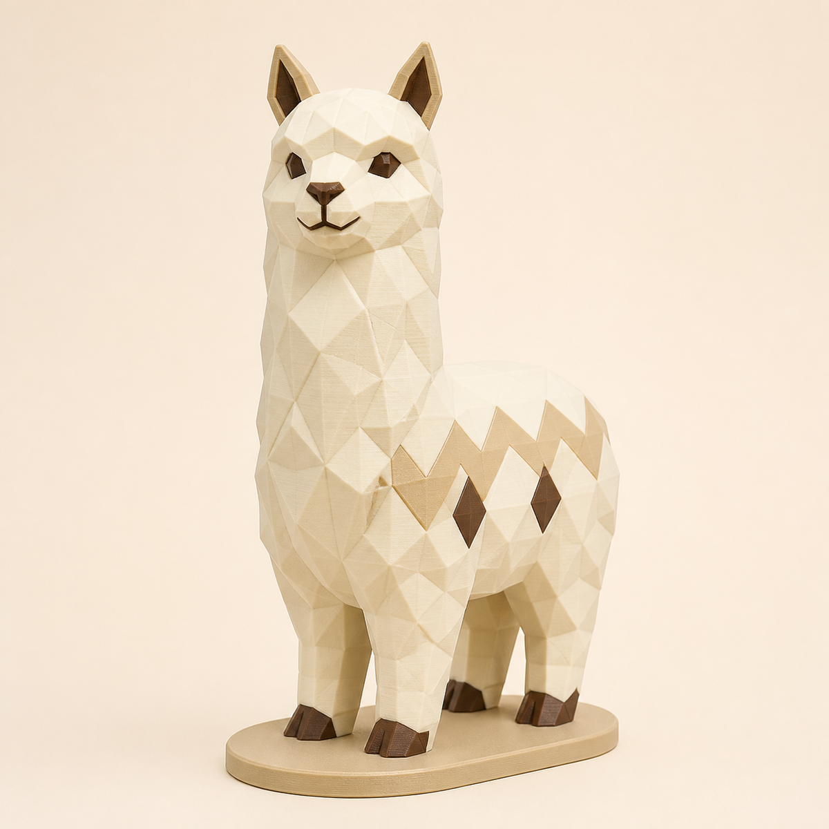 Alpaka-Low-Poly-Skulptur Facettenfigur aus 3D-gedrucktem PETG in Knochenweiß, Sandbeige, Kastanienbraun
