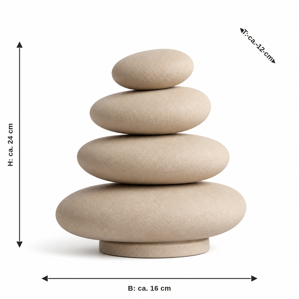 Maßbild für Balance-Skulptur aus vier Kieseln in Sandbeige: Breite ca. 16 cm, Tiefe ca. 12 cm, Höhe ca. 24 cm
