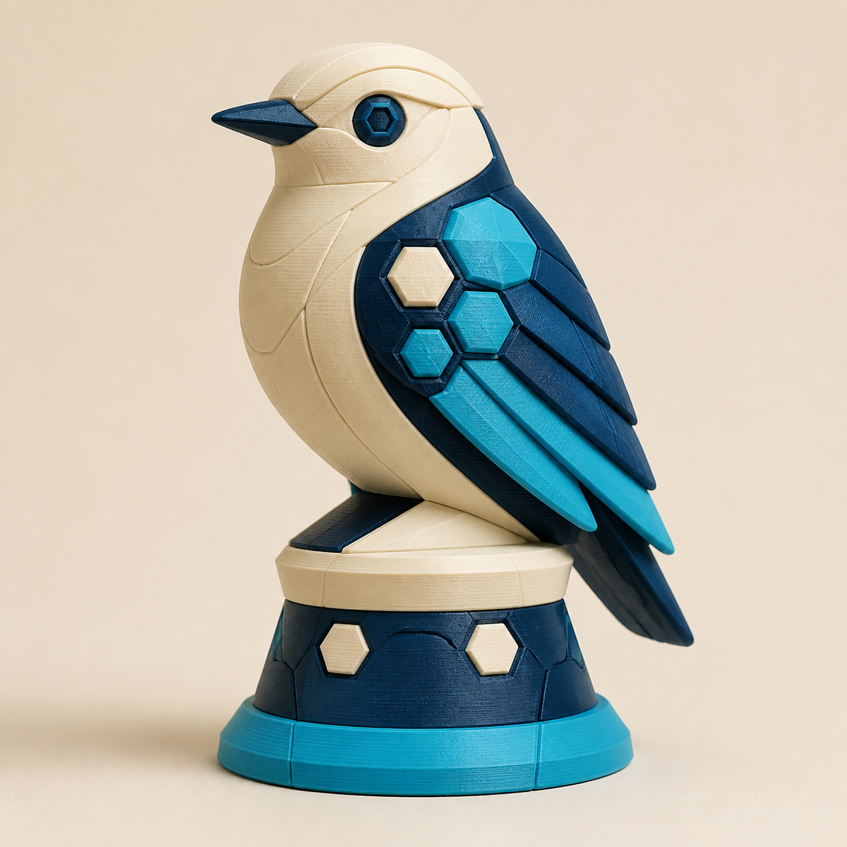 Balkonfigur Wächtervogel – Futuristisch aus PETG auf hellem Studiohintergrund