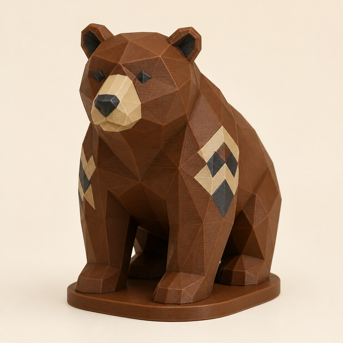 Braunbär-Low-Poly-Skulptur Facettenfigur aus 3D-gedrucktem PETG in Kastanienbraun, Sandbeige, Anthrazit