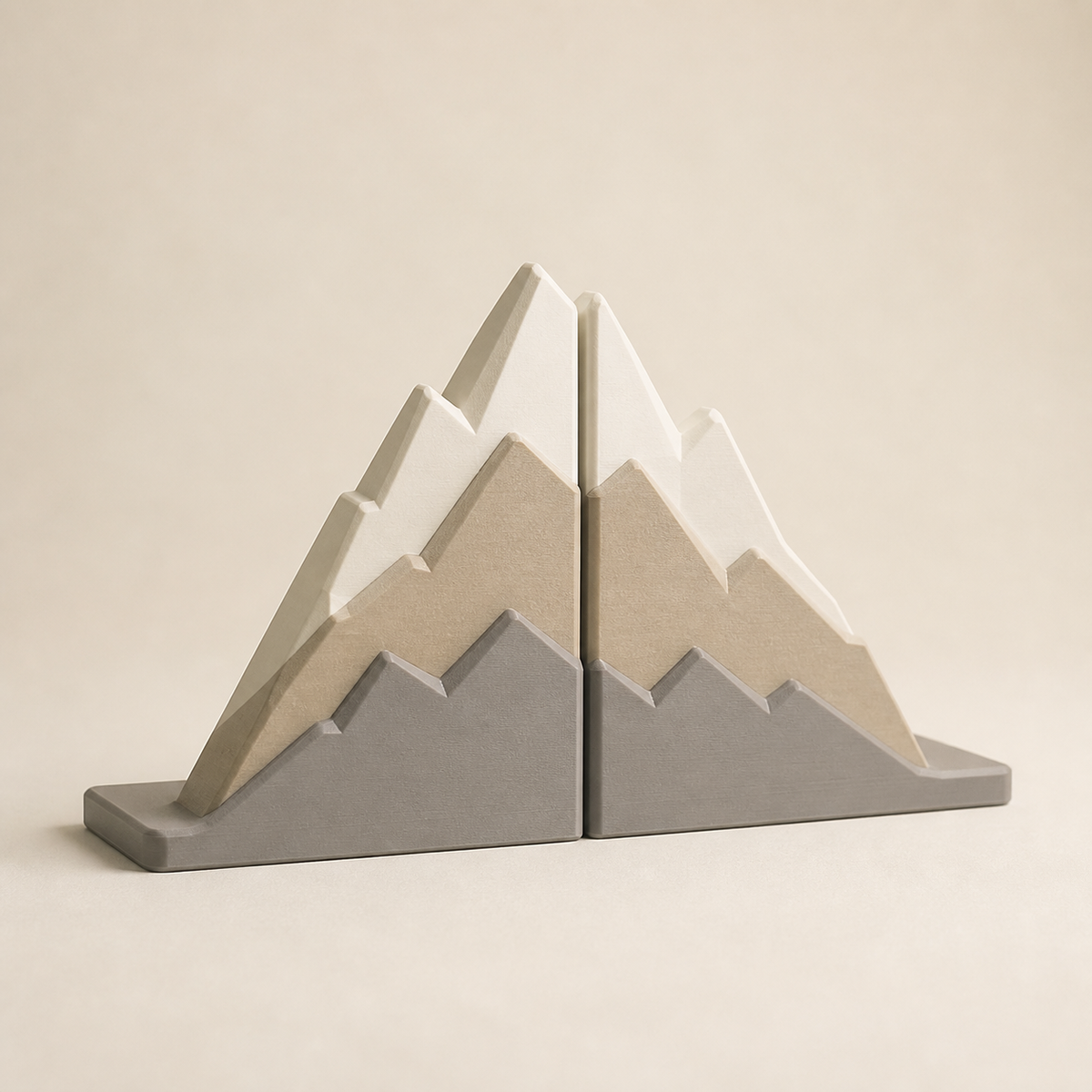 Buchstützen Berggrat – Minimalistisch aus PETG auf hellem Studiohintergrund