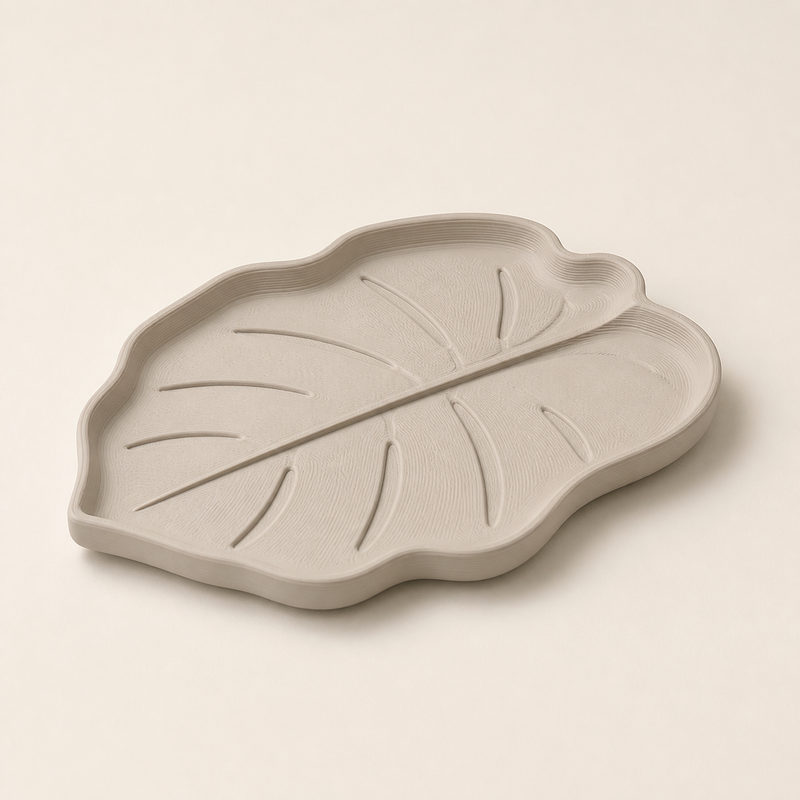 Deko-Schale Blattspur – Minimalistisch aus PETG auf hellem Studiohintergrund