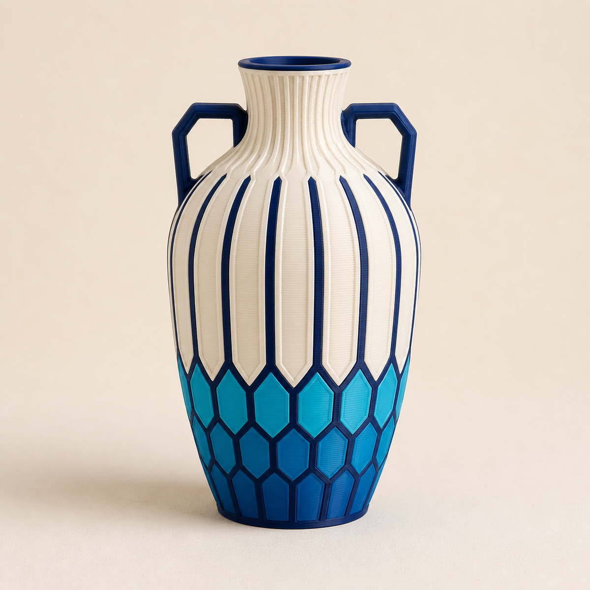 Deko-Vase Rippenamphore – Futuristisch aus PETG auf hellem Studiohintergrund