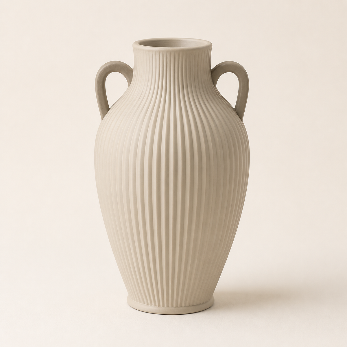 Deko-Vase Rippenamphore – Minimalistisch aus PETG auf hellem Studiohintergrund