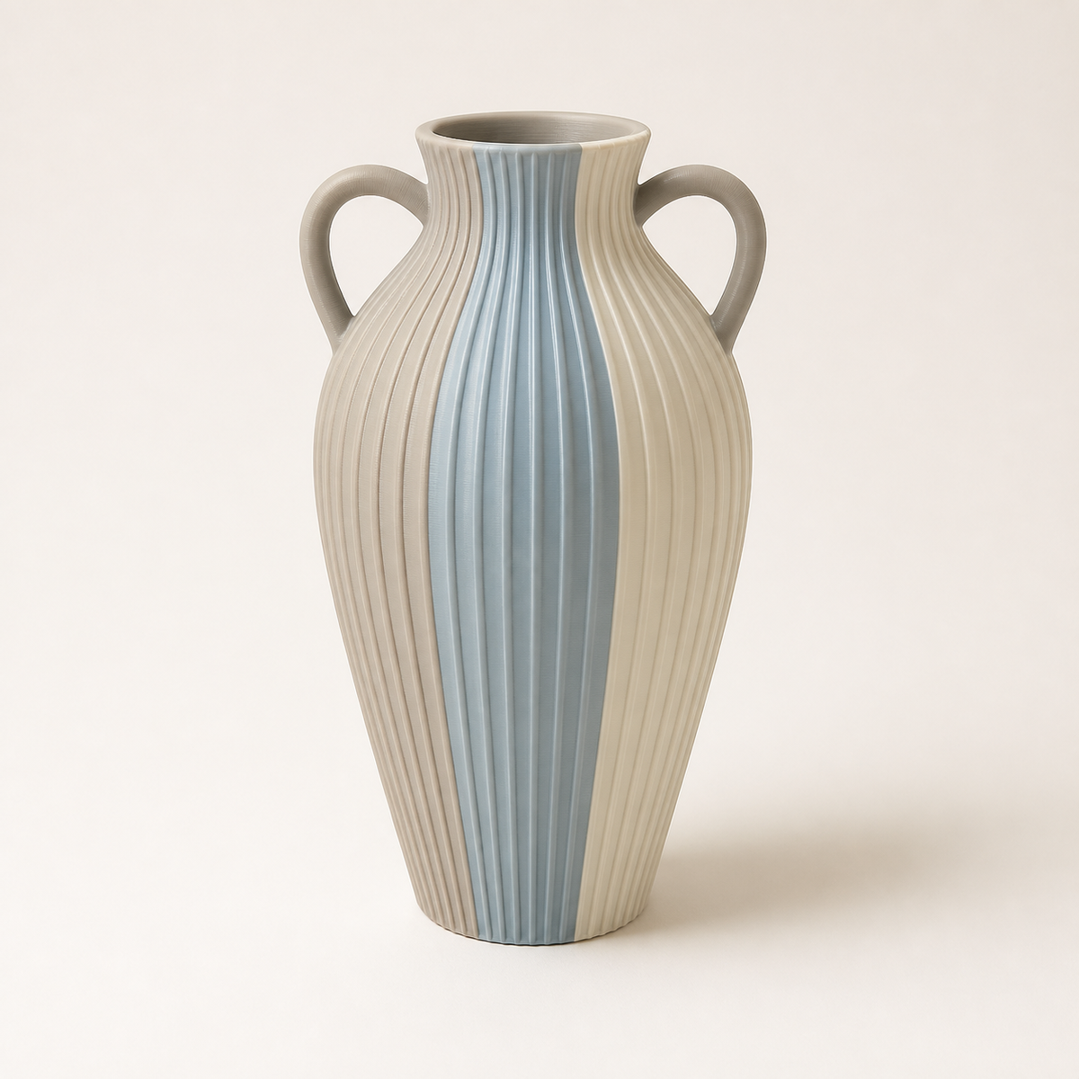 Deko-Vase Rippenamphore – Still aus PETG auf hellem Studiohintergrund
