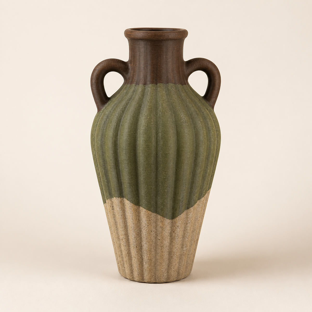 Deko-Vase Rippenamphore – Urig aus PETG auf hellem Studiohintergrund