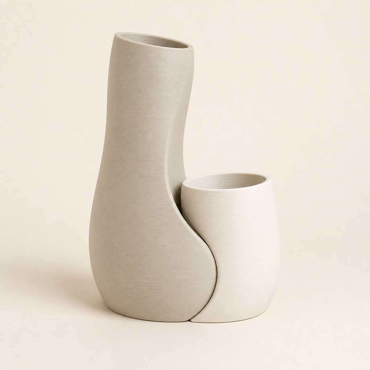 Deko-Vasenpaar Wellenform – Minimalistisch aus PETG auf hellem Studiohintergrund