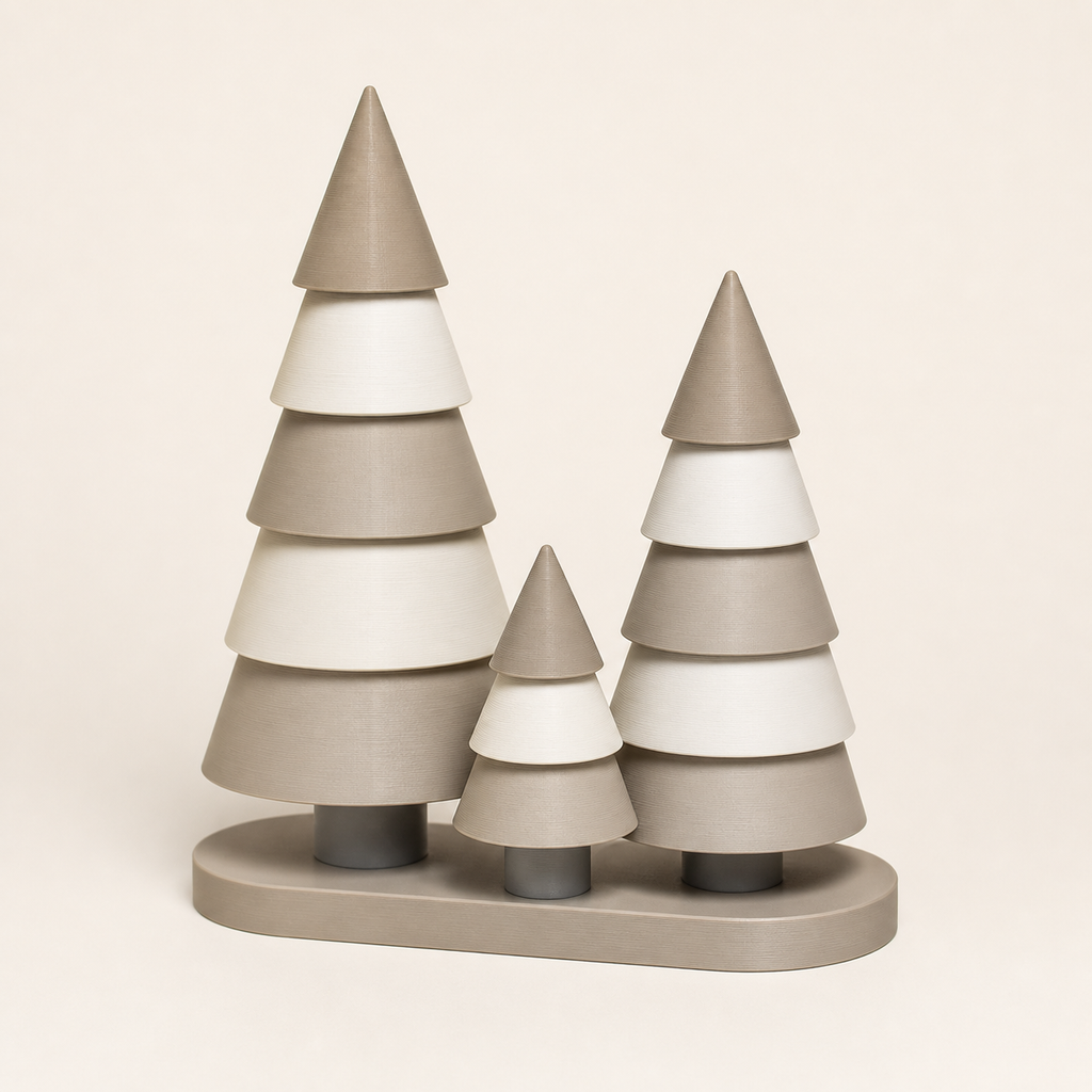 Deko-Wald Tannen-Trio – Minimalistisch aus PETG auf hellem Studiohintergrund