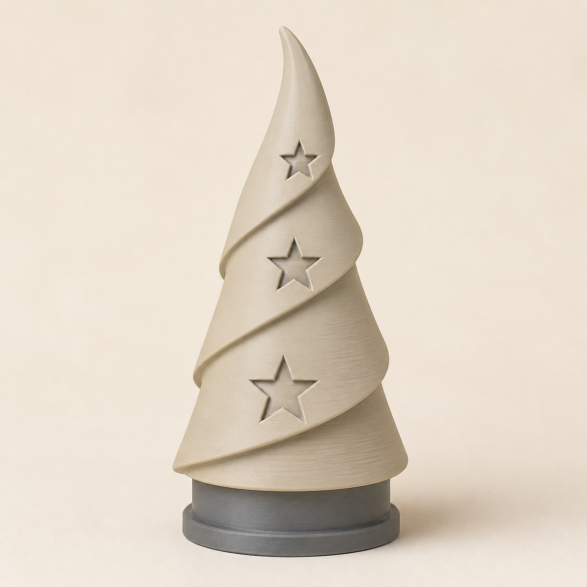 Deko-Weihnachtsbaum Sternspirale – Minimalistisch aus PETG auf hellem Studiohintergrund