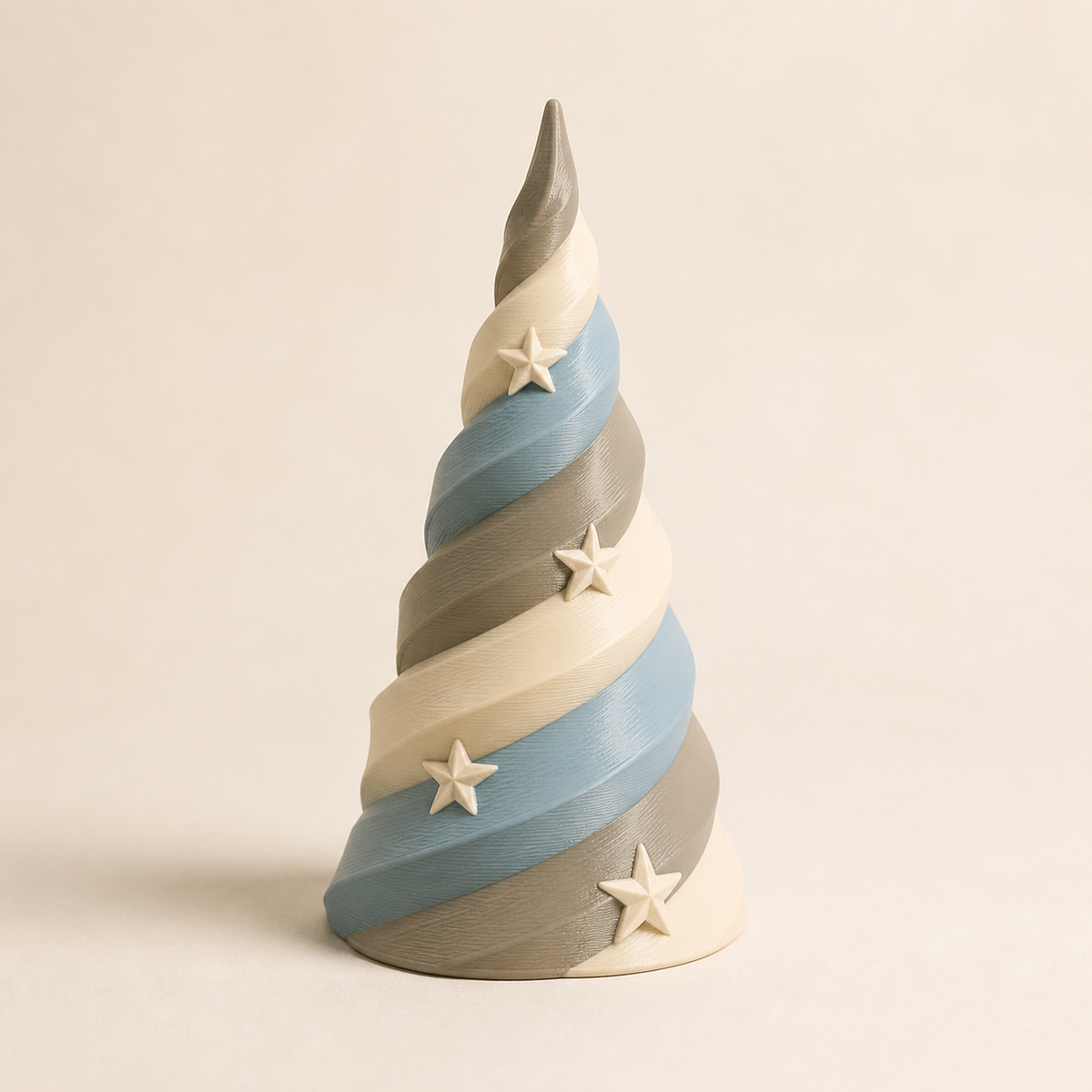 Deko-Weihnachtsbaum Sternspirale – Still aus PETG auf hellem Studiohintergrund