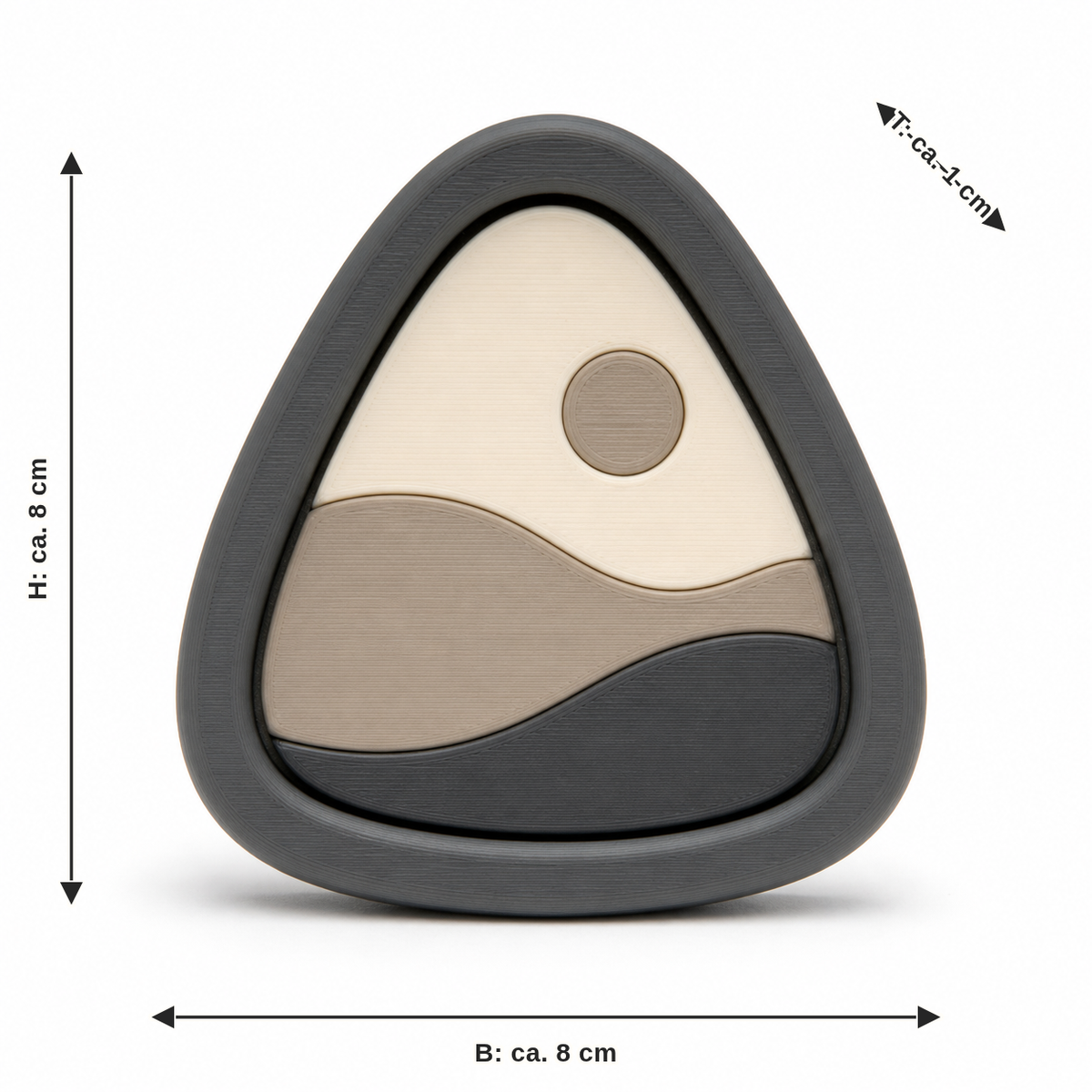Maßbild für Dreieckiger Magnet mit stiller Landschaft: Breite ca. 8 cm, Tiefe ca. 1 cm, Höhe ca. 8 cm