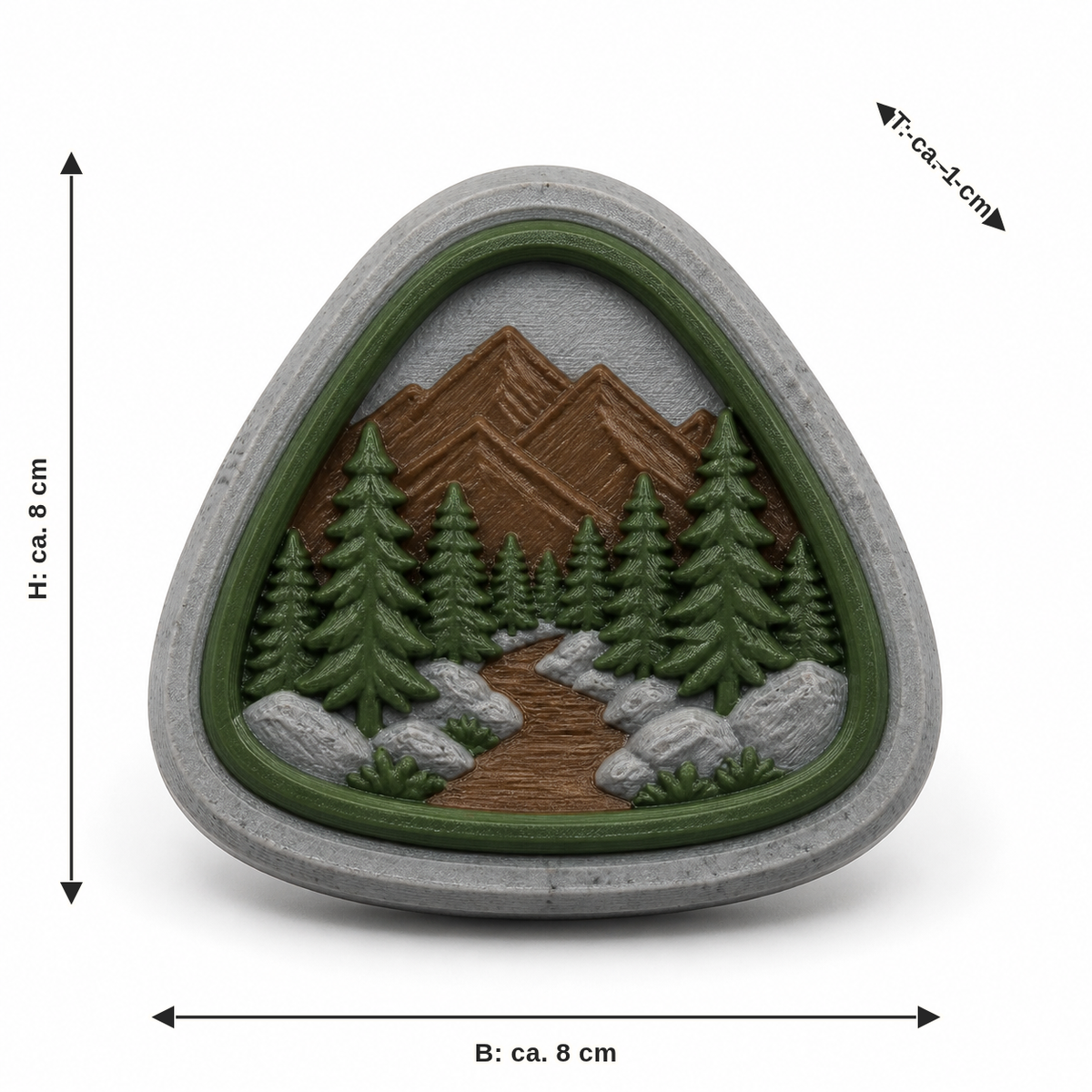 Maßbild für Dreieckiger Magnet mit Wald- und Bergmotiv: Breite ca. 8 cm, Tiefe ca. 1 cm, Höhe ca. 8 cm