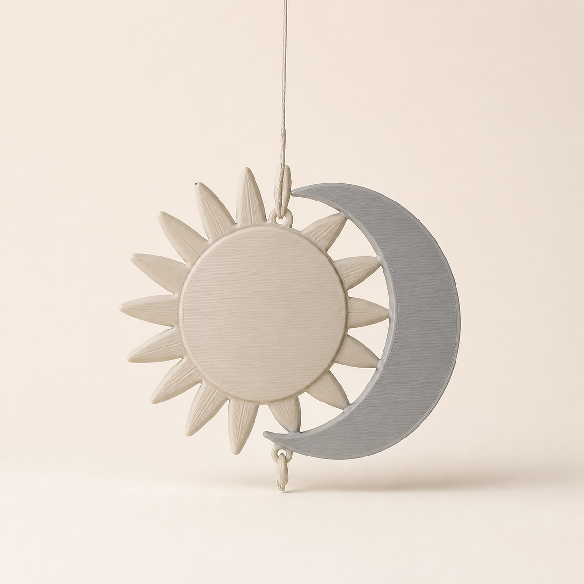 Fensterhänger Sonne & Mond – Minimalistisch aus PETG auf hellem Studiohintergrund