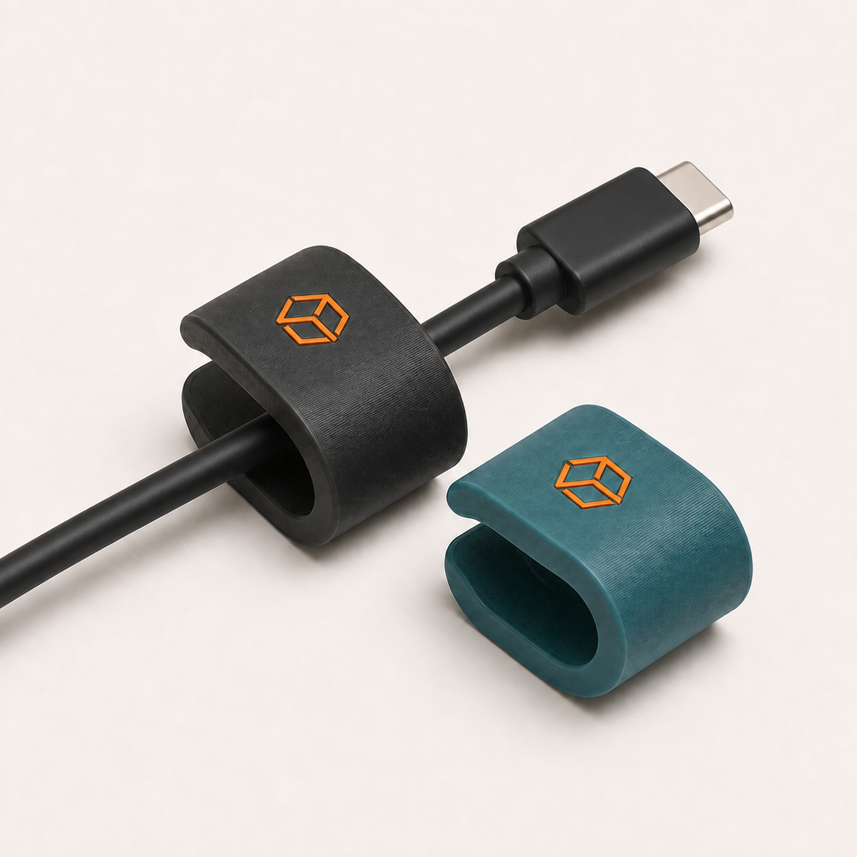 Kabelclip mit Logo, 2er-Set – 3D-gedruckt mit feinen FDM-Layerlinien