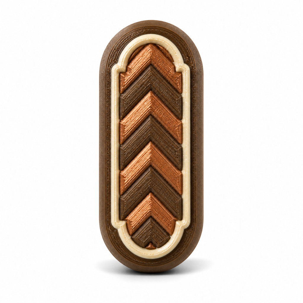Länglicher Magnet mit Chevronmuster – Landhaus – Produktansicht auf weißem Hintergrund; Farben: Dunkelbraun, Creme und Kupferfarben.