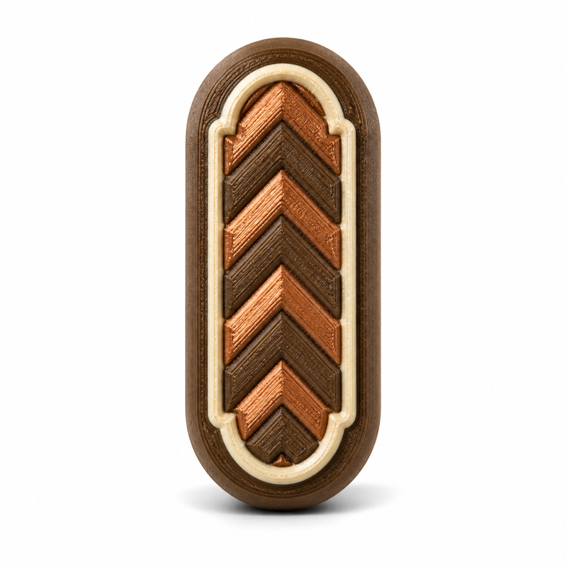 Länglicher Magnet mit Chevronmuster – Landhaus – Produktansicht auf weißem Hintergrund; Farben: Dunkelbraun, Creme und Kupferfarben.