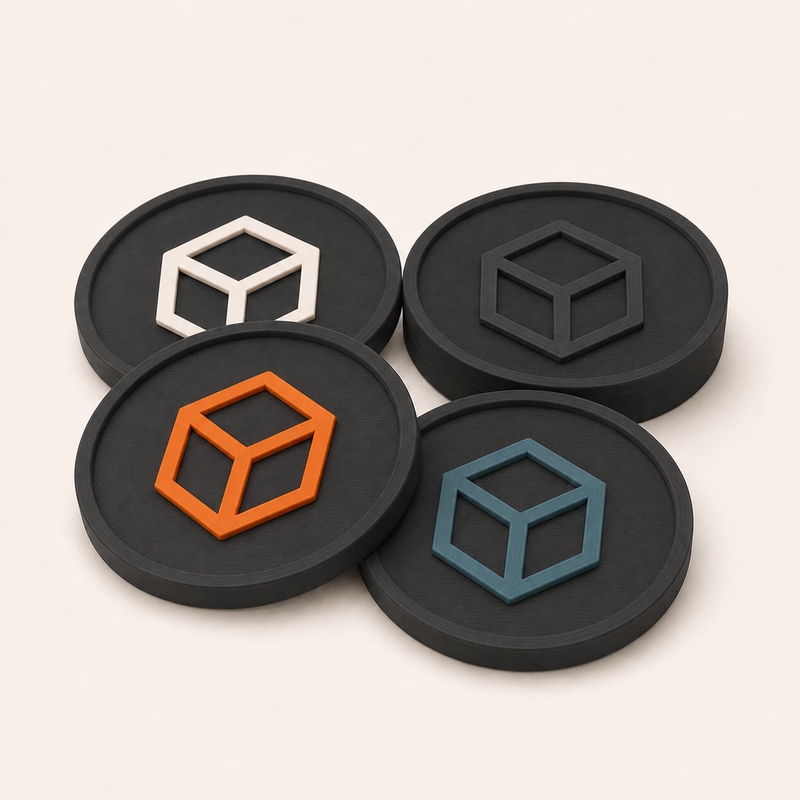 Logo-Untersetzer, 4er-Set – 3D-gedruckt mit feinen FDM-Layerlinien