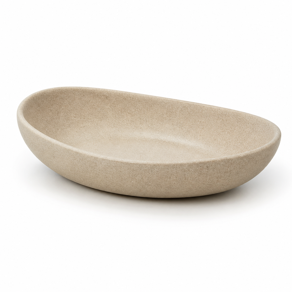Längliche sandbeige Dekoschale mit asymmetrischer Ovalform, breitem gerundetem Rand und fein strukturierter Oberfläche auf weißem Hintergrund.