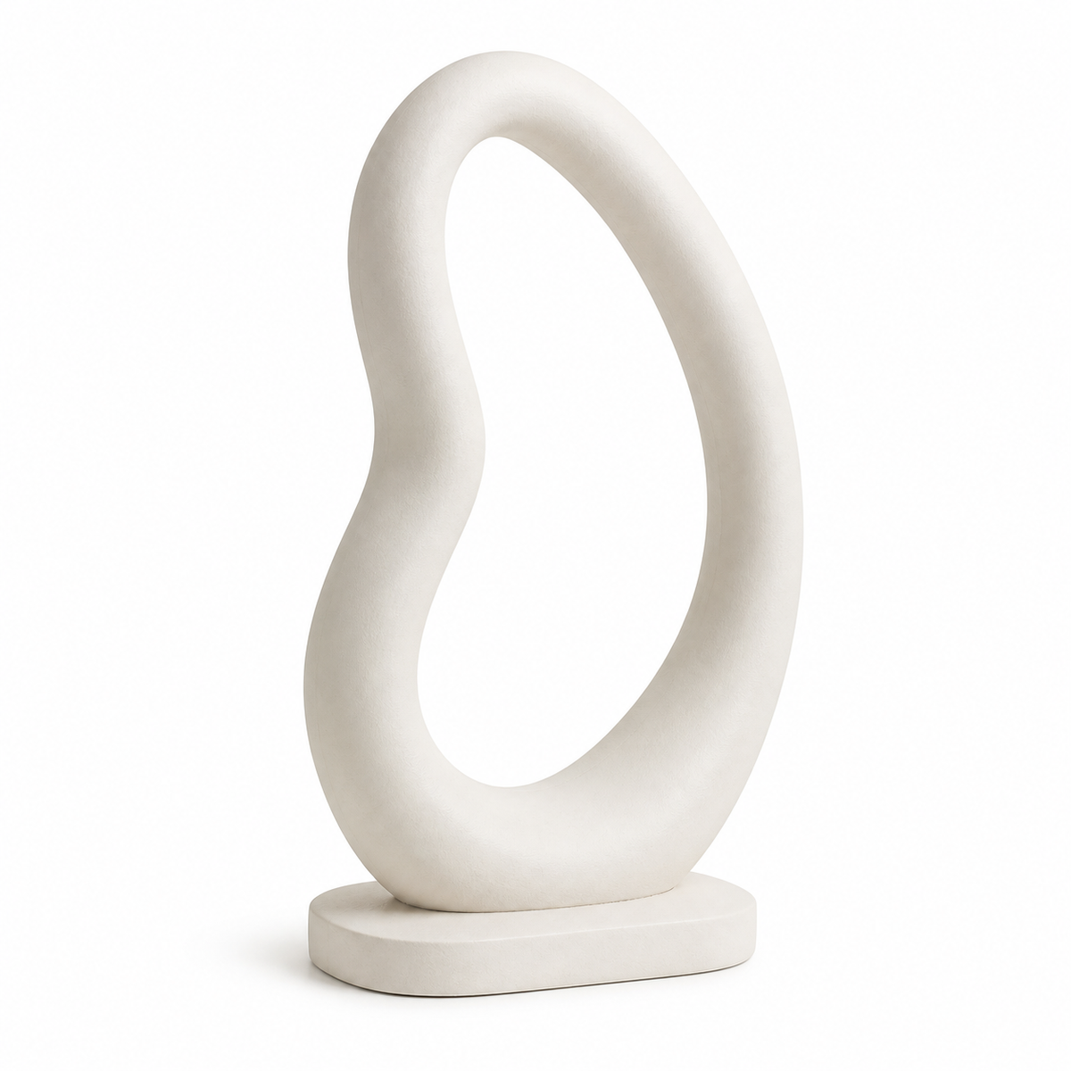 Warmweiße asymmetrische Loop-Skulptur mit großer offener Mitte auf Sockel