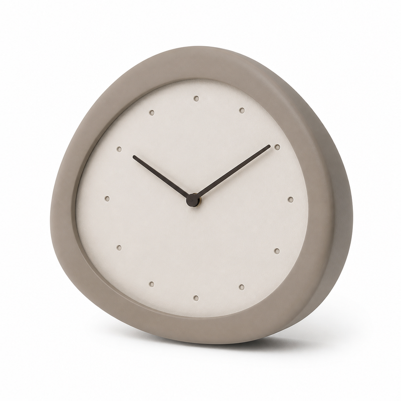 Taupefarbene minimalistische Kiesel-Wanduhr mit Punktmarkierungen