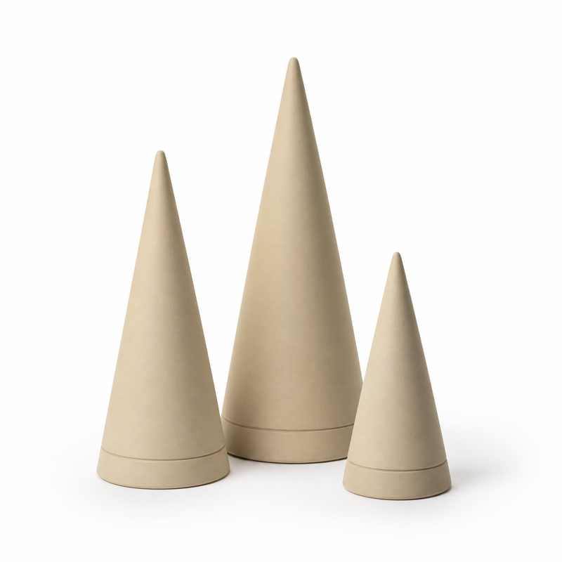 Drei sandbeige minimalistische Kegel-Weihnachtsbäume in abgestuften Höhen