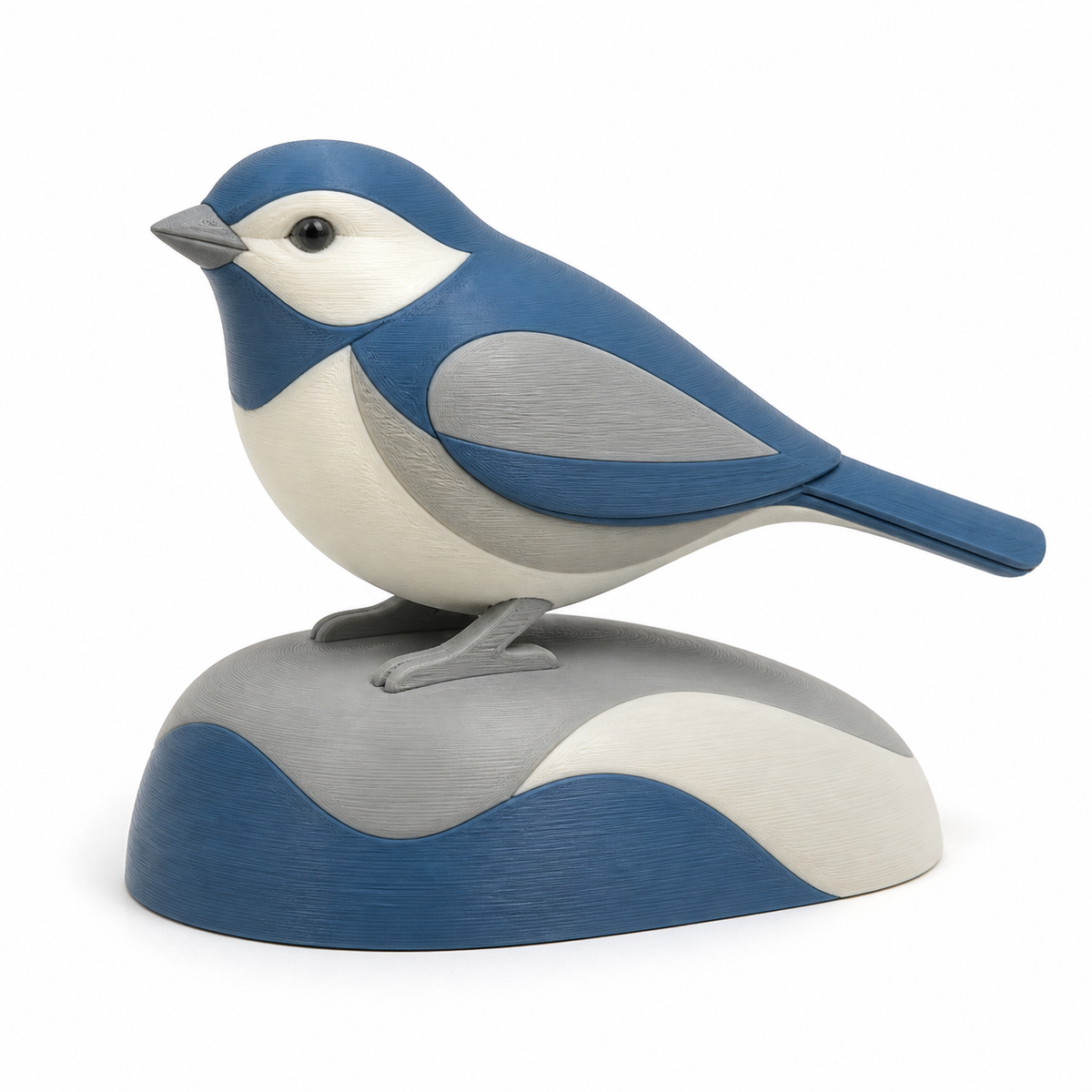 Moderne Vogelfigur auf Wellensockel – Produktansicht auf weißem Hintergrund; Farben: Blau, Grau und Weiß.