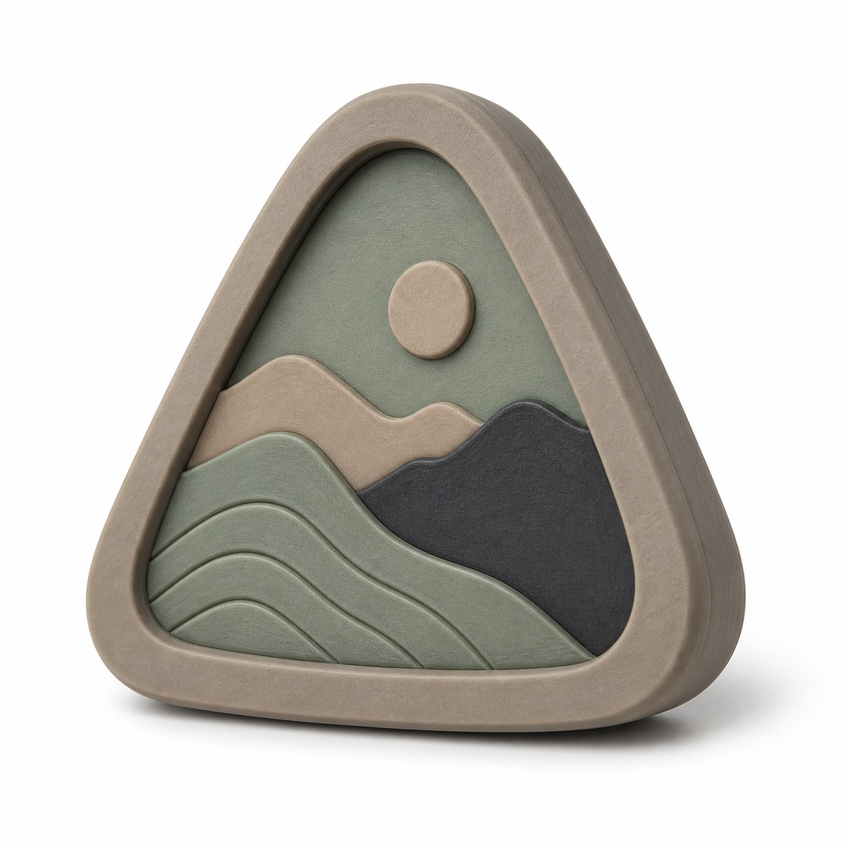 Dreieckiger Magnet mit abstrakter Landschaft – Produktansicht auf weißem Hintergrund; Farben: Taupe, Salbeigrün und Anthrazit.