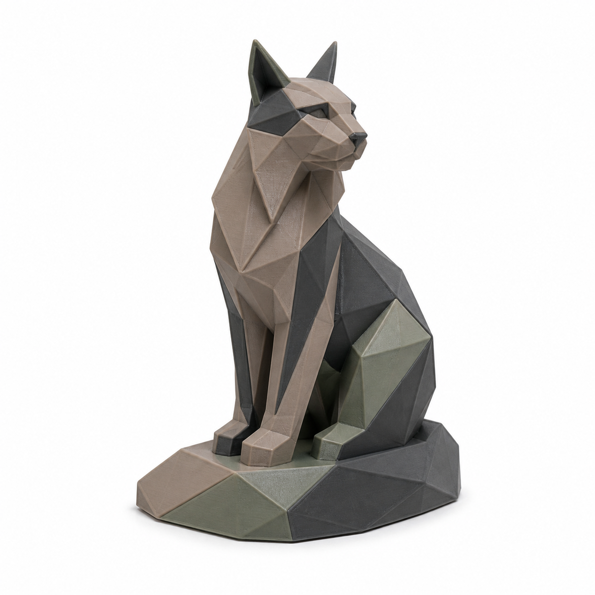 Facettierte Katzenfigur in Taupe und Salbei – Produktansicht auf weißem Hintergrund; Farben: Taupe, Salbeigrün und Anthrazit.