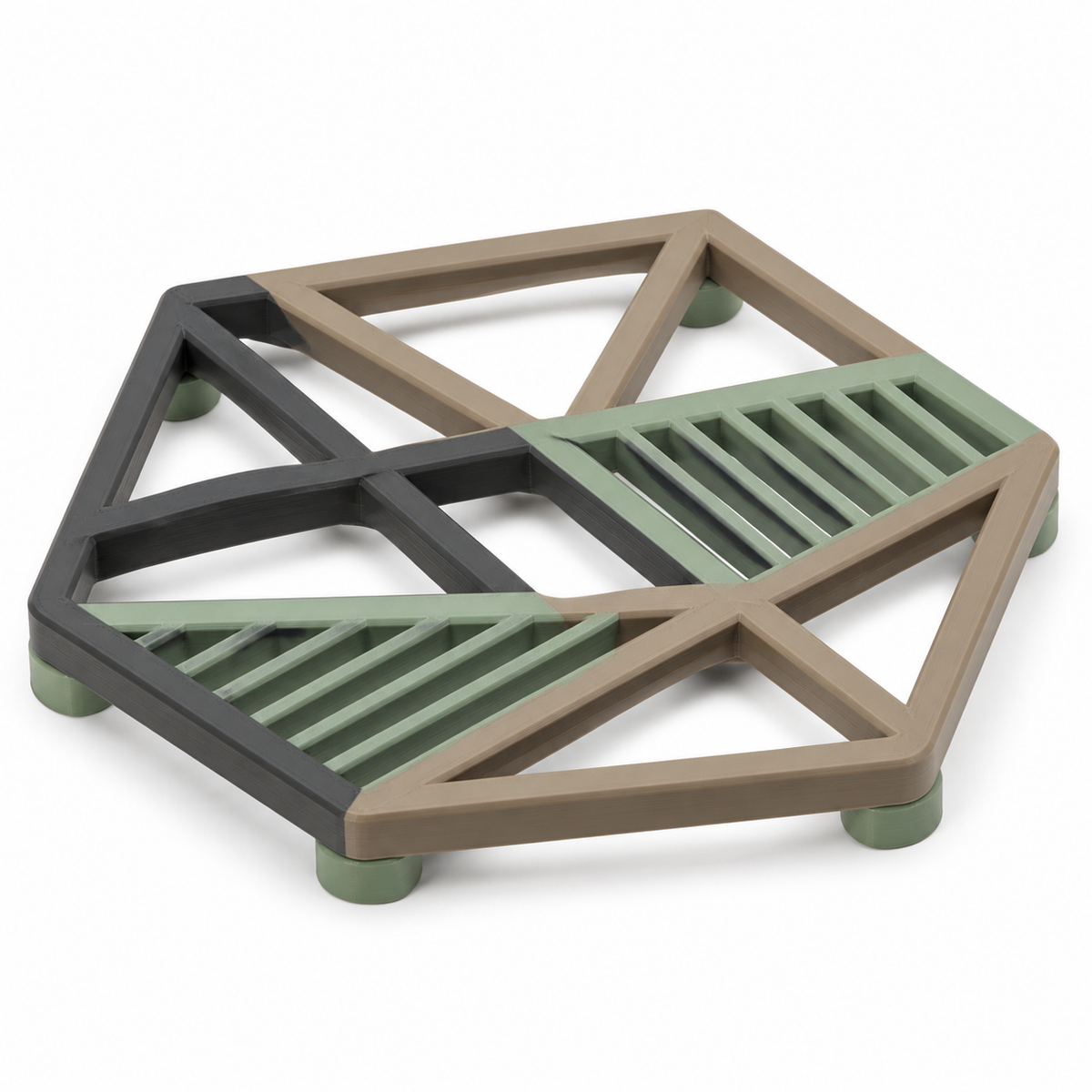Geometrischer Untersetzer mit offenem Strebenmuster – Produktansicht auf weißem Hintergrund; Farben: Taupe, Salbeigrün und Anthrazit.