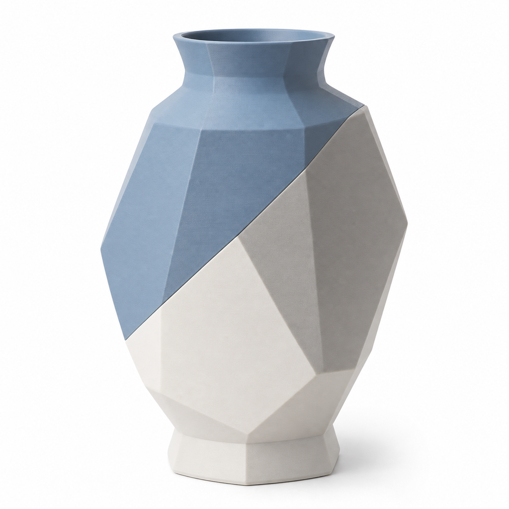 Facettierte Bauchvase in Blau und Grau – Produktansicht auf weißem Hintergrund; Farben: Blau, Grau und Weiß.