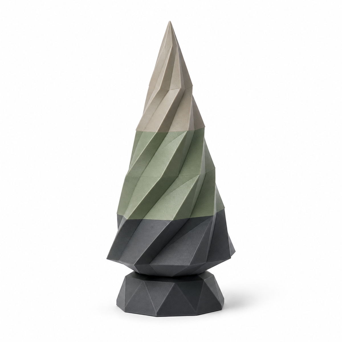 Facettierter Deko-Weihnachtsbaum in Taupe und Salbei – Produktansicht auf weißem Hintergrund; Farben: Taupe, Salbeigrün und Anthrazit.