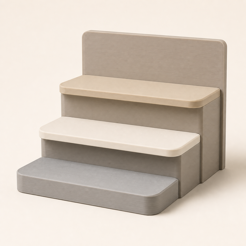 Präsentationspodest Stufenblick – Minimalistisch aus PETG auf hellem Studiohintergrund