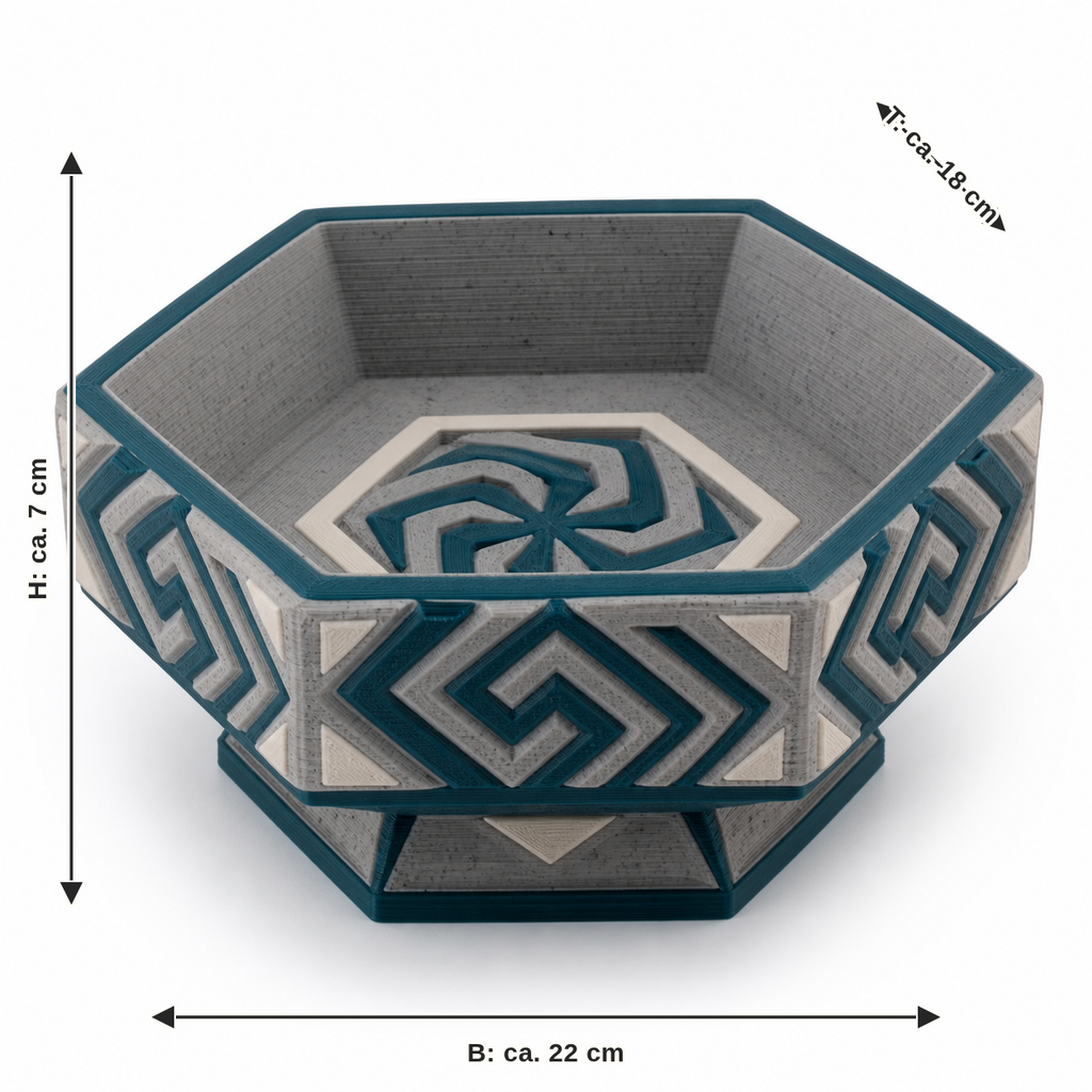 Maßbild für Sechseckige Fußschale mit Spiralrunen: Breite ca. 22 cm, Tiefe ca. 18 cm, Höhe ca. 7 cm