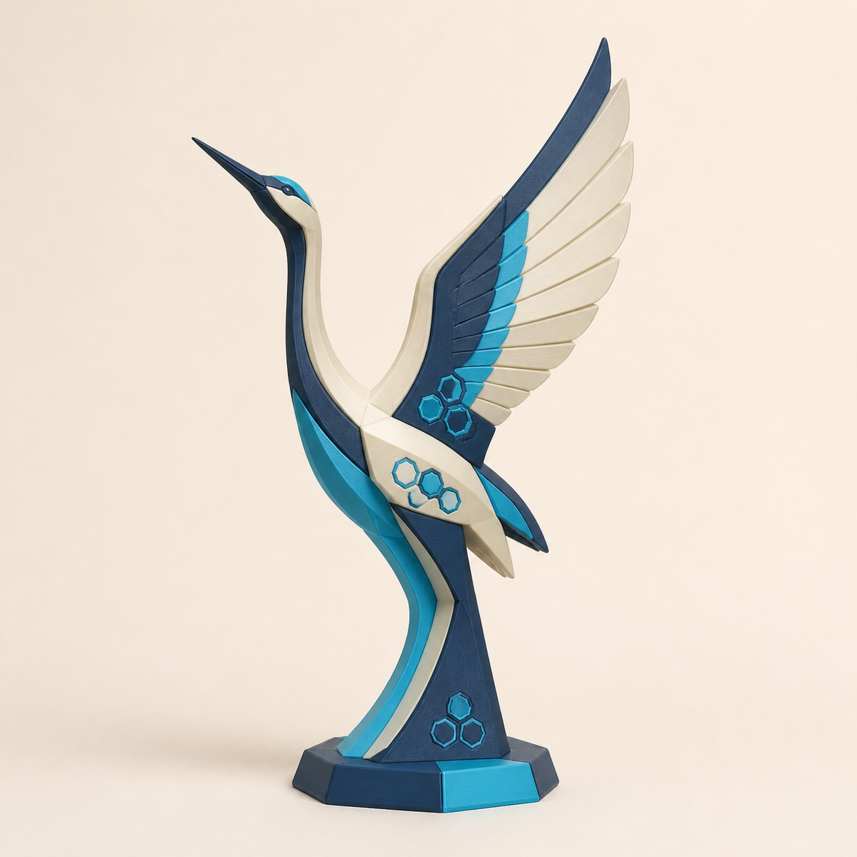 Skulptur Kranichflug – Futuristisch aus PETG auf hellem Studiohintergrund