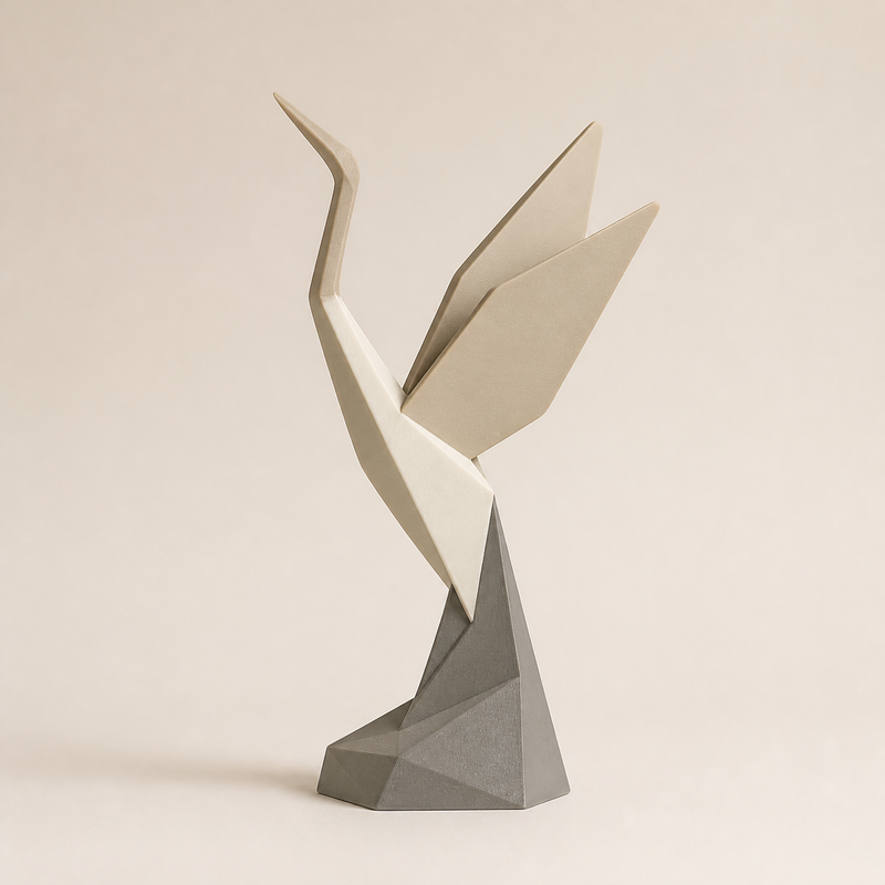Skulptur Kranichflug – Minimalistisch aus PETG auf hellem Studiohintergrund