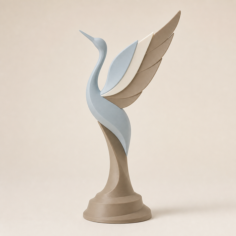 Skulptur Kranichflug – Still aus PETG auf hellem Studiohintergrund