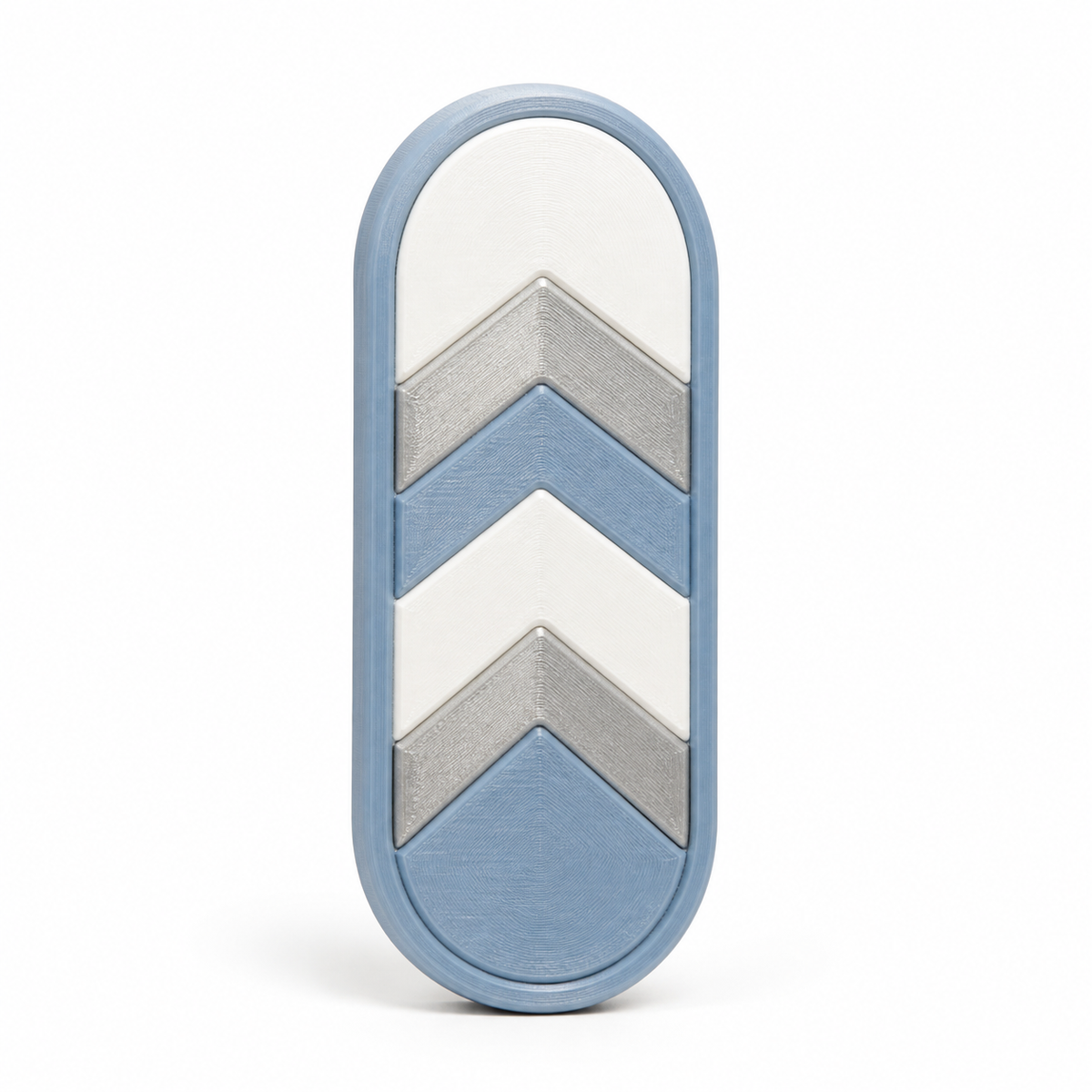 Länglicher Magnet mit sanften Chevrons – Produktansicht auf weißem Hintergrund; Farben: Himmelblau, Weiß und Silbergrau.