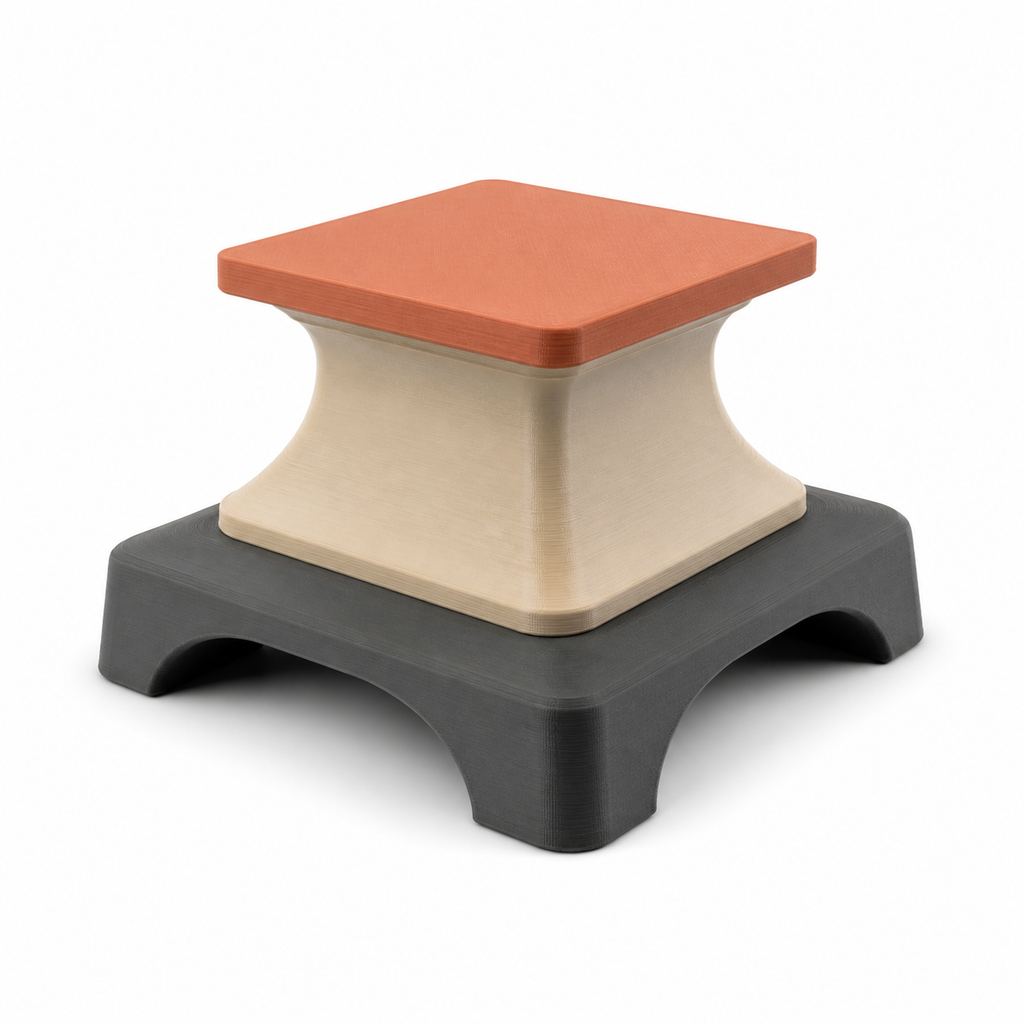 Quadratischer Präsentationssockel in Terrakotta – Produktansicht auf weißem Hintergrund; Farben: Terrakotta, Creme und Anthrazit.