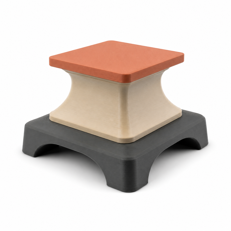 Quadratischer Präsentationssockel in Terrakotta – Produktansicht auf weißem Hintergrund; Farben: Terrakotta, Creme und Anthrazit.