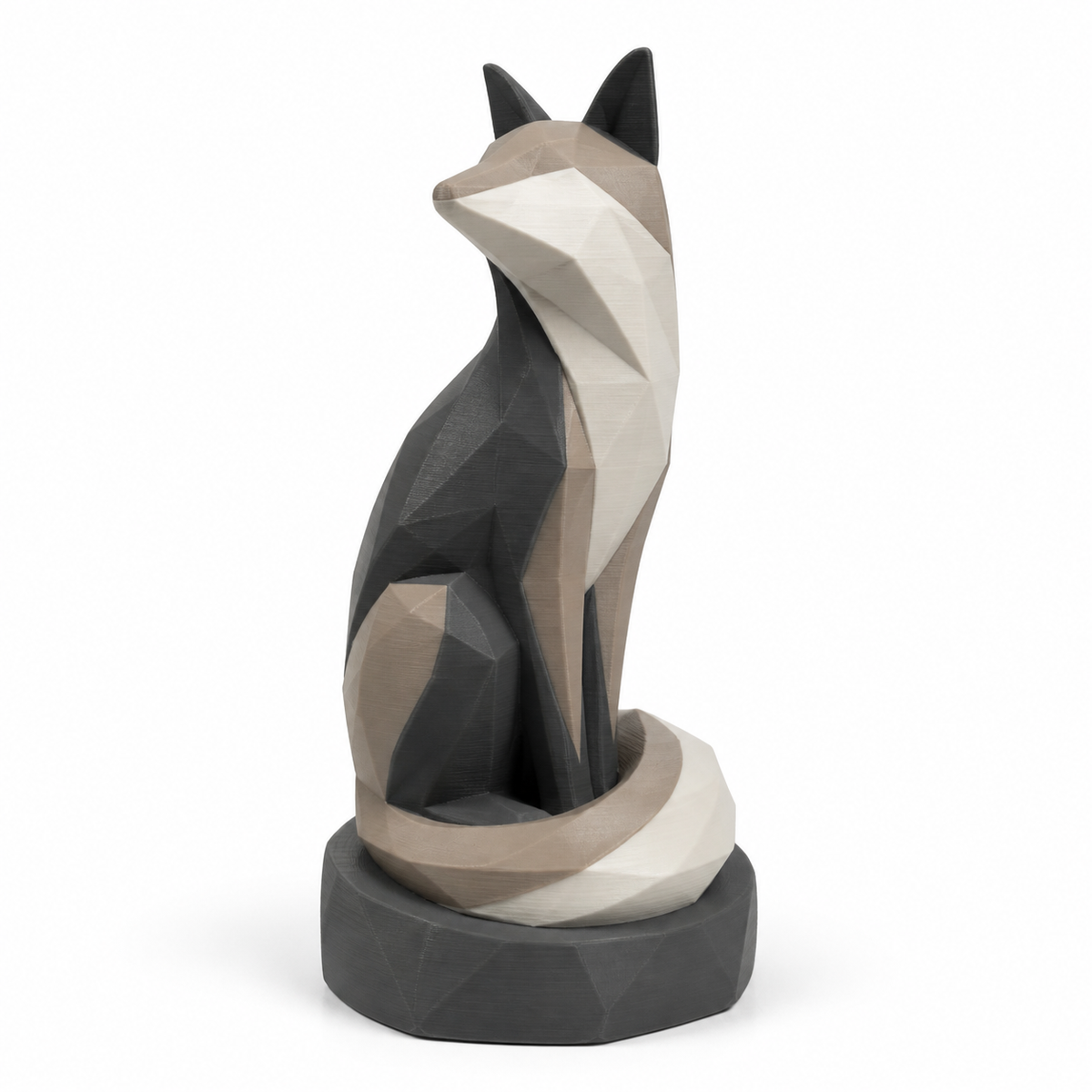 Facettierte Katzenfigur in ruhigen Naturfarben – Produktansicht auf weißem Hintergrund; Farben: Anthrazit, Taupe und Creme.