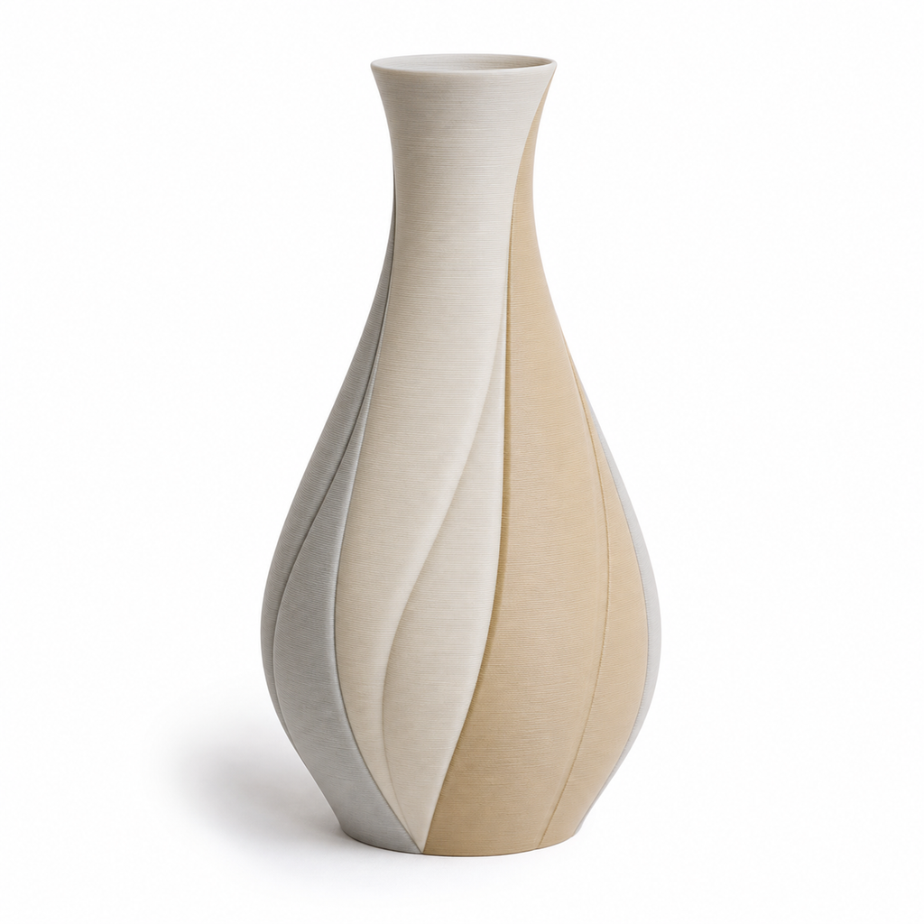 Hohe Wellenvase in sanften Naturtönen – Produktansicht auf weißem Hintergrund; Farben: Cremeweiß, Beige und Hellgrau.
