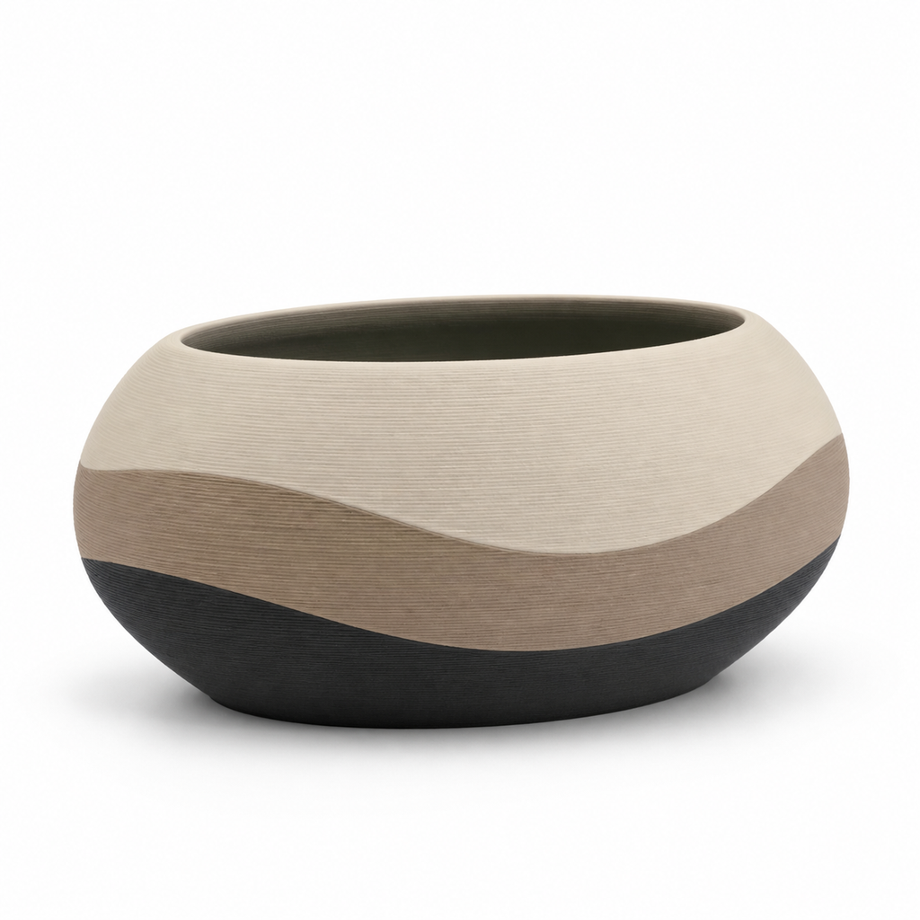 Bauchige Schalenvase mit ruhigen Farbwellen – Produktansicht auf weißem Hintergrund; Farben: Anthrazit, Taupe und Creme.