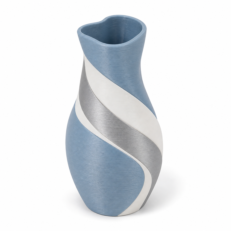 Geschwungene Vase in Himmelblau und Weiß – Produktansicht auf weißem Hintergrund; Farben: Himmelblau, Weiß und Silbergrau.