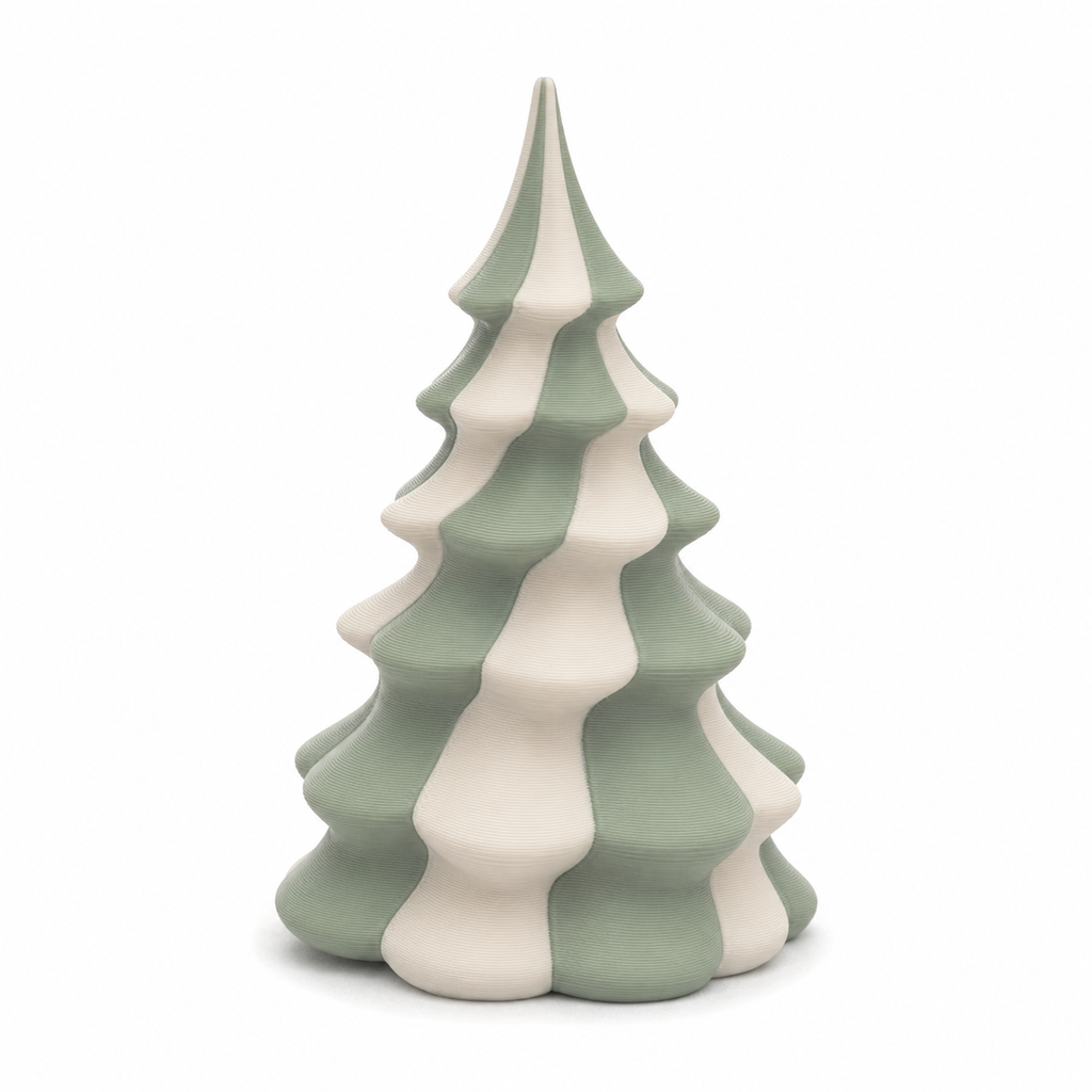 Sanft gestufter Deko-Weihnachtsbaum in Salbei und Creme – Produktansicht auf weißem Hintergrund; Farben: Salbeigrün, Creme und Hellgrau.