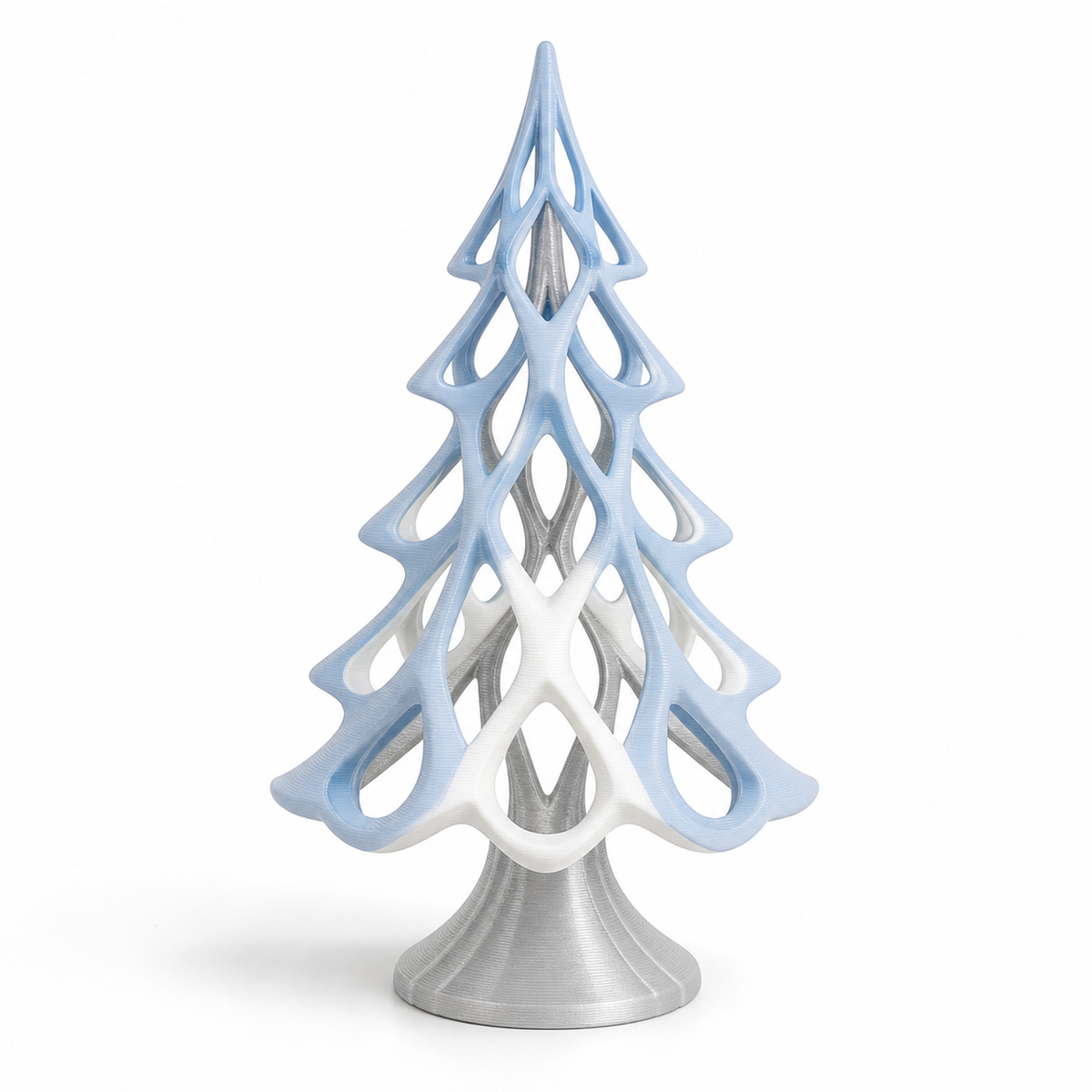 Offener Deko-Weihnachtsbaum in Himmelblau und Weiß – Produktansicht auf weißem Hintergrund; Farben: Himmelblau, Weiß und Silbergrau.