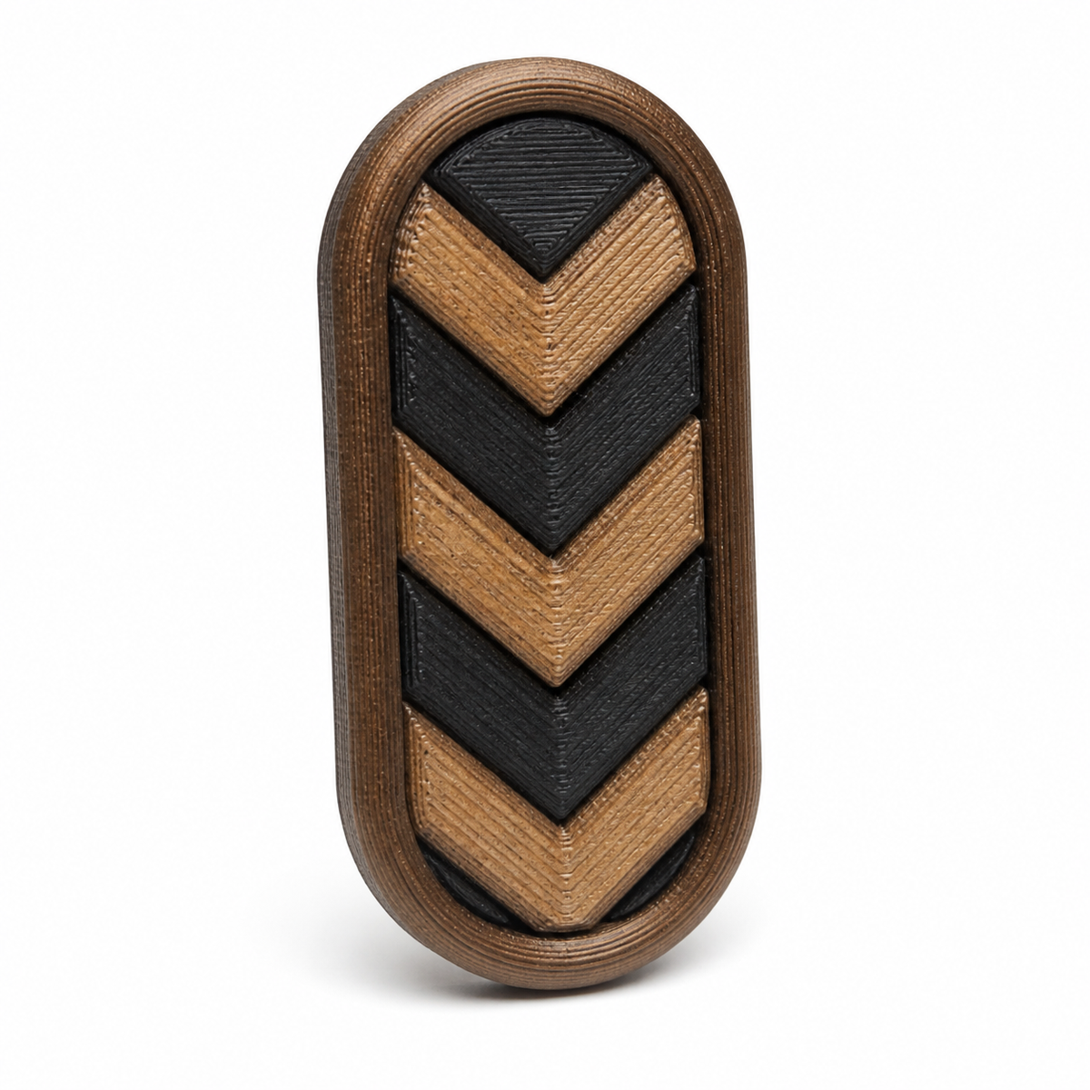 Länglicher Magnet mit Chevrons in Holzoptik – Produktansicht auf weißem Hintergrund; Farben: Dunkelgrau, Braun und Schwarz.