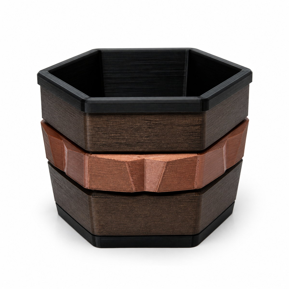 Facettiertes Pflanzgefäß in Holzoptik und Terrakotta – Produktansicht auf weißem Hintergrund; Farben: Dunkle Holzoptik, Terrakotta und Schwarz.