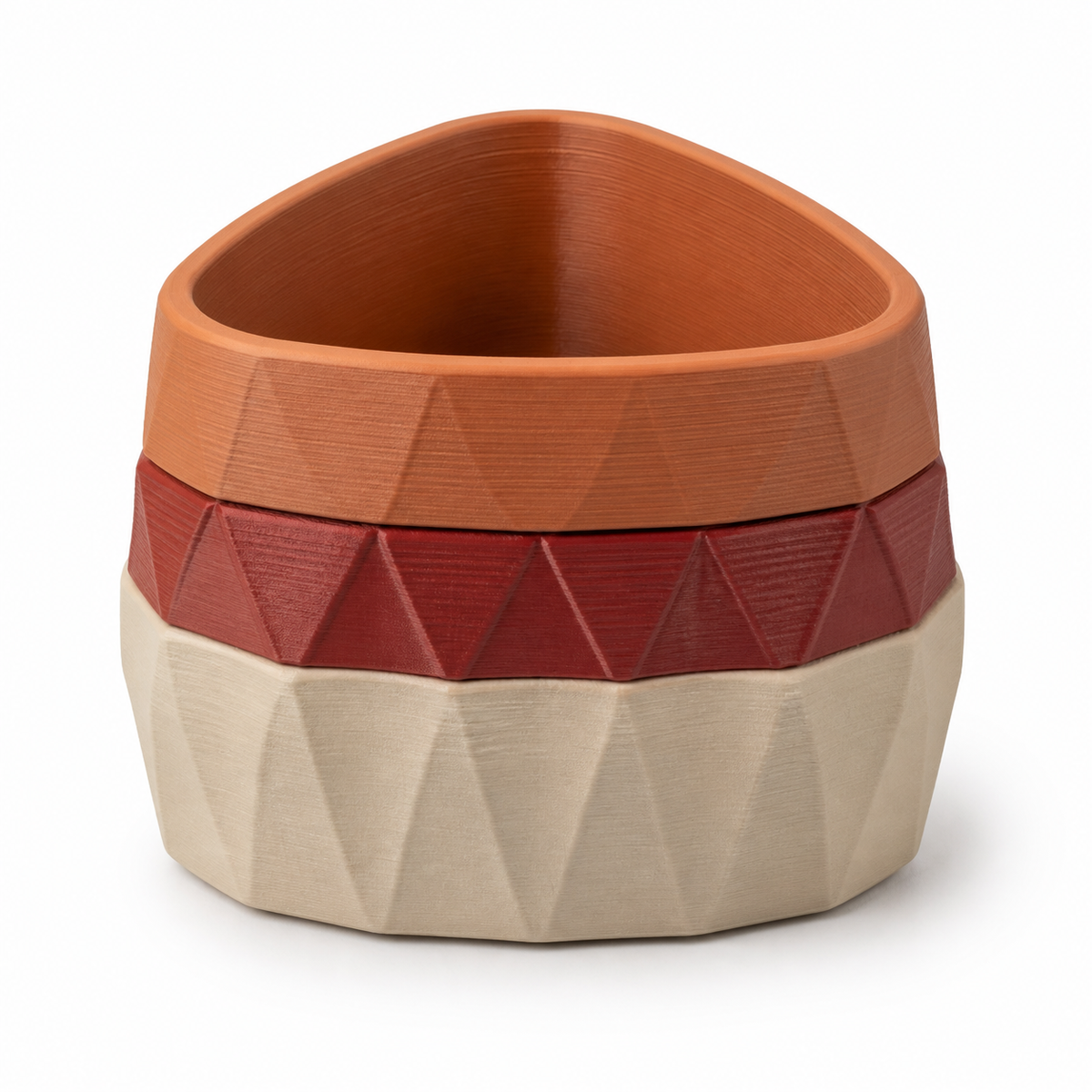Facettiertes Pflanzgefäß in Terrakotta, Rot und Creme – Produktansicht auf weißem Hintergrund; Farben: Terrakotta, Rot und Creme.