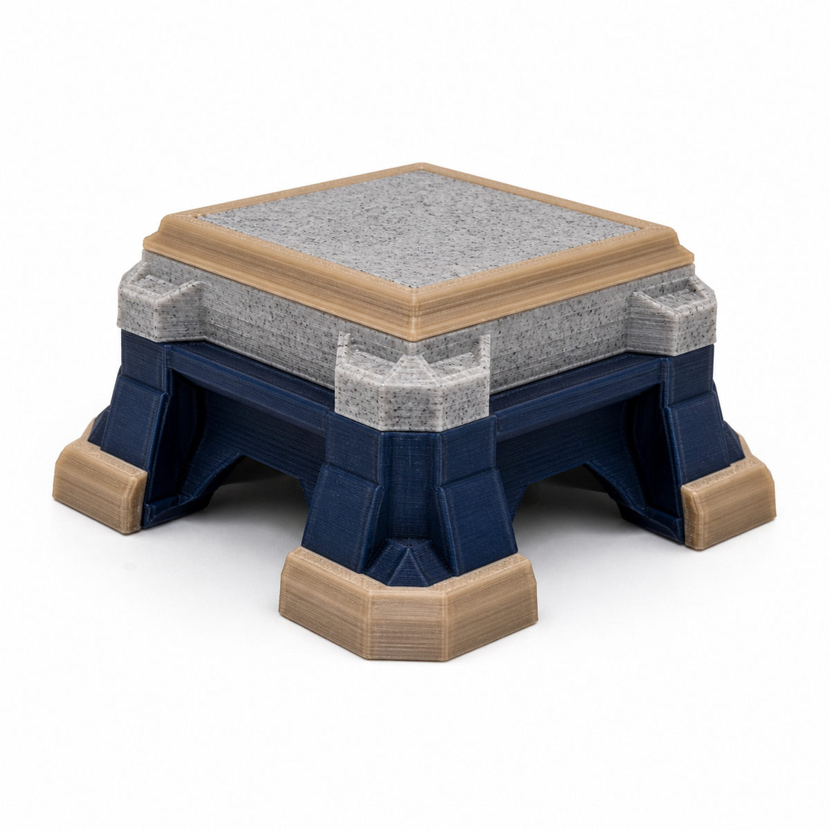 Quadratischer Präsentationssockel in Navy und Steingrau – Produktansicht auf weißem Hintergrund; Farben: Navyblau, Steingrau und Beige.